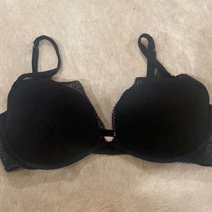 Black lacy, lightly lined plunge Incredible bra 38D